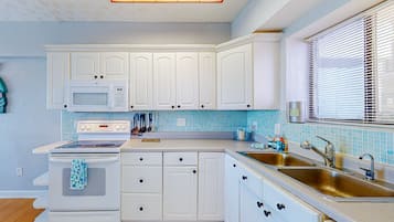 Condo, Multiple Beds, Pool Access, Ocean View (Jacksonville OceanFront Retreat) | Private kitchen
