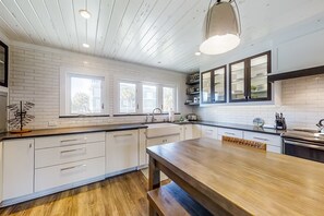 Maison, plusieurs lits, patio, vue plage (Sandpiper 95096) | Cuisine privée