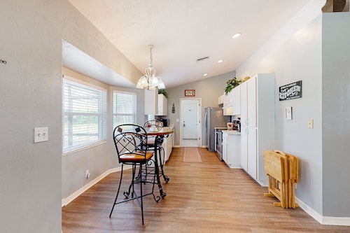 Spacious Home With Enclosed Pool, Open Layout, Washer/dryer, Internet, & AC