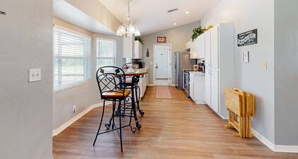 Spacious Home With Enclosed Pool, Open Layout, Washer/dryer, Internet, & AC