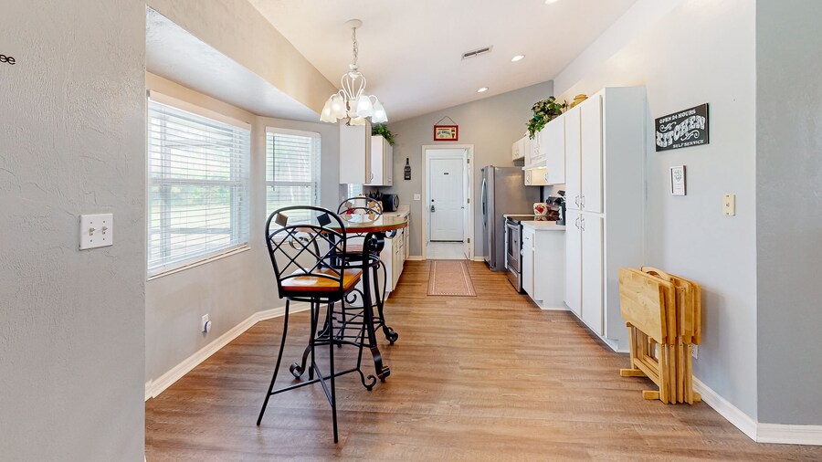 Spacious Home With Enclosed Pool, Open Layout, Washer/dryer, Internet, & AC