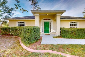 Exterior - Spacious Home With Enclosed Pool, Open Layout, Washer/dryer, Internet, & AC (Palm Coast)