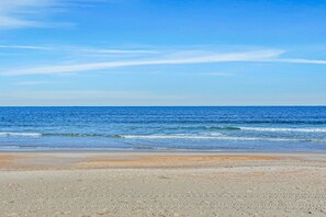 Beach nearby - Oceanfront Condo With Resort Amenities, Beach Access and Pool (St. Augustine)