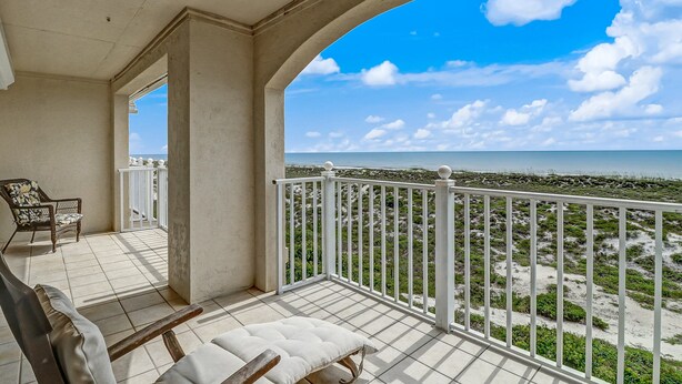 Un balcone con vista sulla spiaggia e sull'oceano.