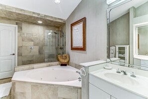 Maison, plusieurs lits, patio, vue océan (Outrigger 5074) | Salle de bain