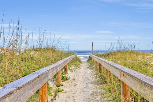 Oceanfront Condo With Pool, Amazing View, Balcony & Beach Access
