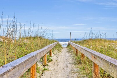 Oceanfront Condo With Pool, Amazing View, Balcony & Beach Access