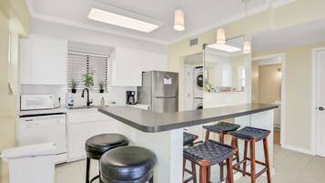 Apartment, Mehrere Betten, Poolzugang, Meerblick (Beachside Surf Haven) | Eigene Küche