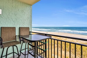 Condo, Plusieurs lits, accès à la piscine, vue sur l’océan (Beachside Surf Haven) | Vue de la chambre