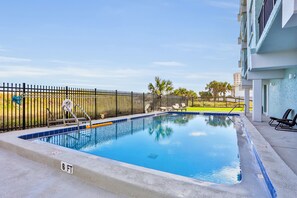 Pool - Oceanfront Condo With Pool, Amazing View, Balcony & Beach Access (Jacksonville Beach)