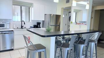Appart'hôtel, plusieurs lits, accès piscine, vue océan (Beachside Surf Haven) | Cuisine privée