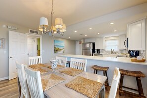 콘도, 침대(여러 개), 발코니, 수영장 전망 (Amelia South Condo N2) | 2 개의 침실, 각각 다른 스타일의 인테리어, 각각 다르게 가구 비치