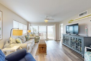 콘도, 침대(여러 개), 발코니, 수영장 전망 (Amelia South Condo N2) | 객실에서 보이는 전망