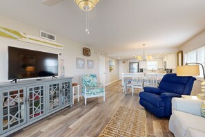 公寓客房, 多張床, 陽台, 泳池景觀 (Amelia South Condo N2) | 起居區