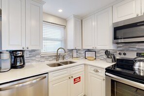 Appart'hôtel, plusieurs lits, balcon, vue piscine (Amelia South Condo N2) | Cuisine privée