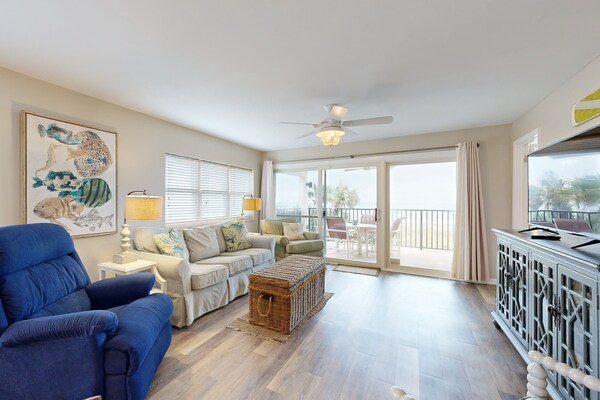 Oceanfront Corner Condo With Sunrise-view Balcony, Pool & 1-minute Walk To Beach - Seaside Park, Fernandina Beach
