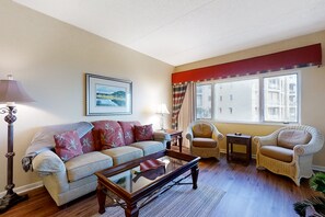 公寓式客房, 多张床, 阳台, 泳池景观 (287-88 Sandcastles) | 起居区