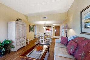 公寓式客房, 多张床, 阳台, 泳池景观 (287-88 Sandcastles) | 起居区