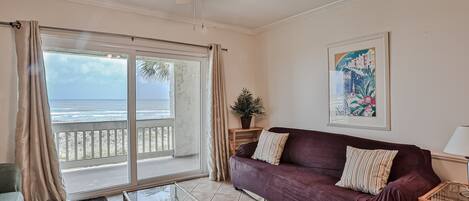 Casa, varias camas, patio, vista al océano (Four Winds Oceanfront Condo) | Área de sala de estar