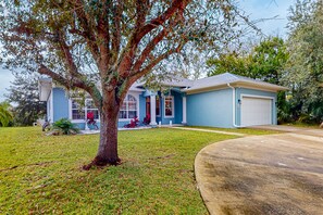 Exterior - Prime House With Lanai, Private Pool, Bbq, and Water Views (Palm Coast)