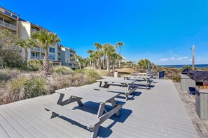 Outdoor dining - Oceanfront Condo With Large Balcony, Pool, Central AC & Views (Fernandina Beach)