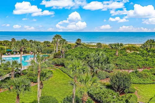 Oceanfront Condo With Large Balcony, Pool, Central AC & Views