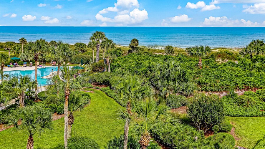 Oceanfront Condo With Large Balcony, Pool, Central AC & Views