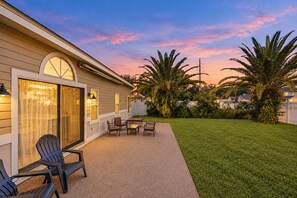A residential property with a patio, outdoor seating, and a well-maintained lawn. - Spacious and Quiet Home With Private Patio & Enclosed Yard (Jacksonville)