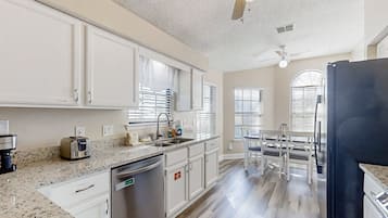 House, Multiple Beds, Patio, Garden View (The Healing Haven) | Private kitchen