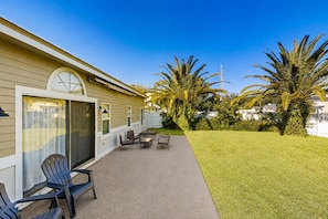 Outdoor dining - Spacious and Quiet Home With Private Patio & Enclosed Yard (Jacksonville)