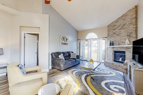 Spacious and Quiet Home With Private Patio & Enclosed Yard