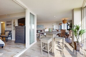 Appart'hôtel, plusieurs lits, accès piscine, vue plage (Anastia Condos) | Intérieur
