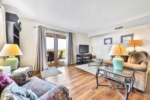 Living area - Oceanfront Home w/ two Kitchens, Furnished Patio & Balcony, & Beach Access (St. Augustine)