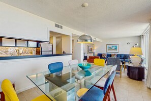 3 bedrooms, individually decorated, individually furnished - Renovated Condo With Easy Beach Access, Balcony, Pool & Spectacular Ocean Views (Fernandina Beach)