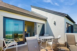 Outdoor dining - Renovated Condo With Easy Beach Access, Balcony, Pool & Spectacular Ocean Views (Fernandina Beach)