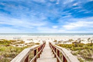 Beach nearby - Renovated Condo With Easy Beach Access, Balcony, Pool & Spectacular Ocean Views (Fernandina Beach)