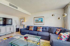 Apartment, Mehrere Betten, Poolzugang, Meerblick (Captains Court 1004) | Wohnbereich