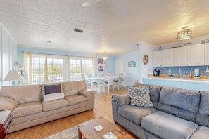 Interior - Serene 2-level Home With Wifi & Deck - Walk to Beach, 1 dog Welcome (St. Augustine)