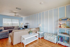 Casa, varias camas, balcón, vista a la ciudad (Playa Haus) | Área de sala de estar