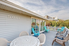 Outdoor dining - Serene 2-level Home With Wifi & Deck - Walk to Beach, 1 dog Welcome (St. Augustine)