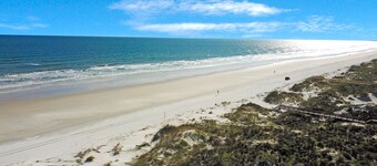 Serene 2-level Home With Wifi & Deck - Walk to Beach, 1 dog Welcome