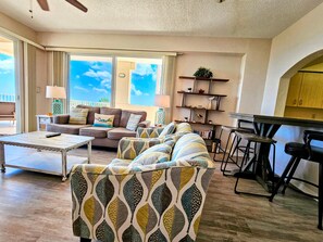 Living area - Rising Sun Stunning Oceanfront Ocean View Villa! 3 Beautiful Resort Pools! Beach Front! (Palm Coast)