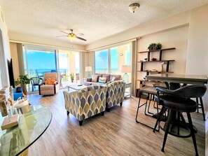 Living area - Rising Sun Stunning Oceanfront Ocean View Villa! 3 Beautiful Resort Pools! Beach Front! (Palm Coast)