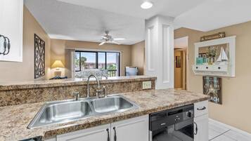 Condo, varias camas, acceso a la alberca, vista al océano (Beachside Haven) | Cocina privada