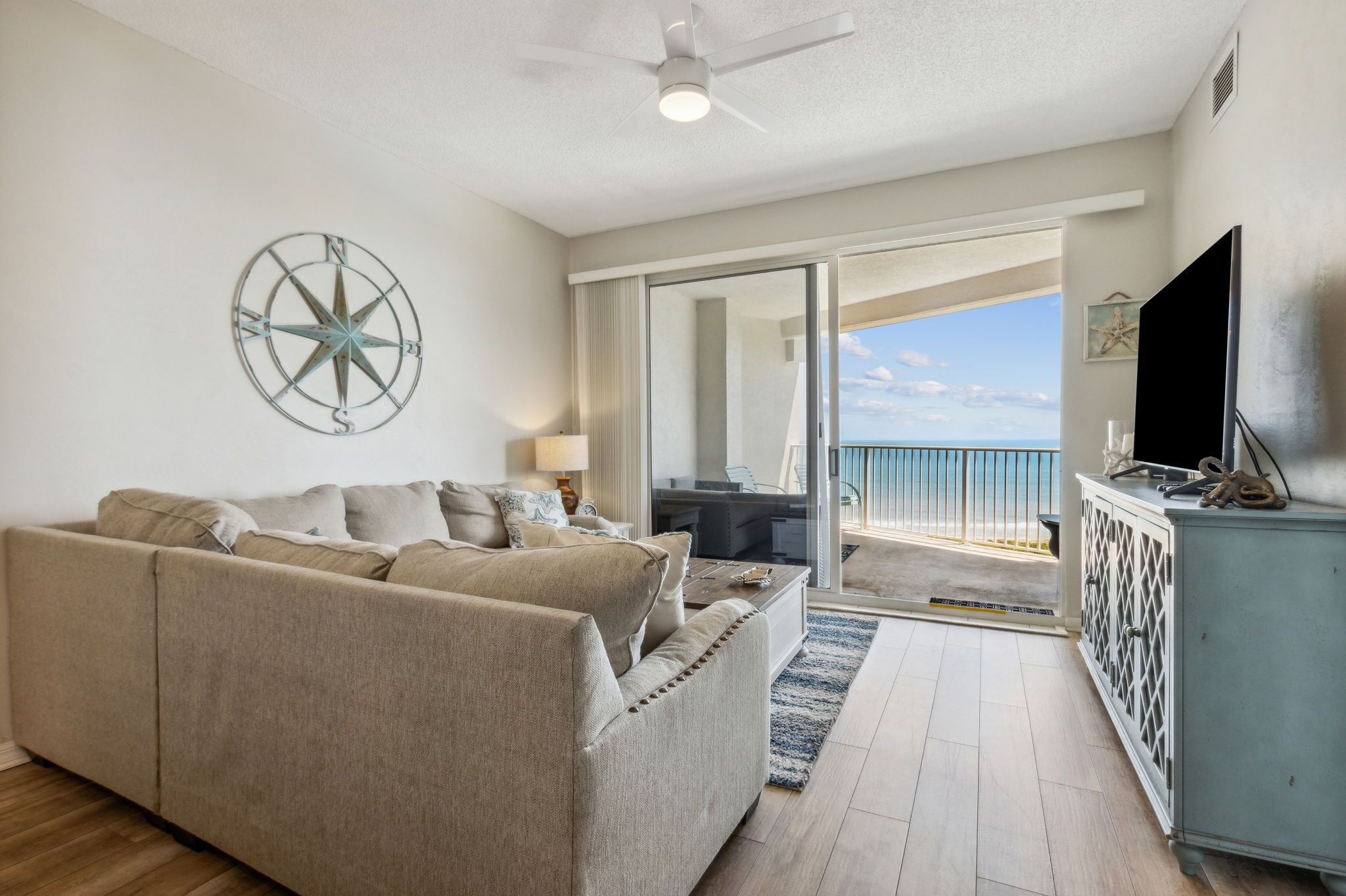 Condo, varias camas, balcón, vista a la playa (2603 Surfview) | Área de sala de estar