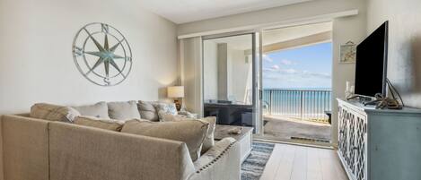 Condo, varias camas, balcón, vista a la playa (2603 Surfview) | Área de sala de estar