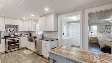 House, Multiple Beds, Patio, Garden View (Old Town Retreat) | Private kitchen