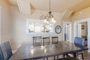 3 bedrooms, individually decorated, individually furnished, bed sheets - Pet -friendly Home Walking Distance to Down St Augustine (St. Augustine)