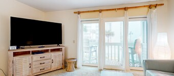 Ocean-view Townhome With Balcony & W/D - Walk to Beach - Dog-friendly