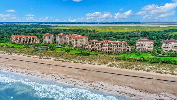 A coastal hotel with multiple buildings, a beachfront, and a view of the ocean. - Ocean-view Penthouse With Pool, Balcony & Central AC - Snowbird-friendly (Fernandina Beach)